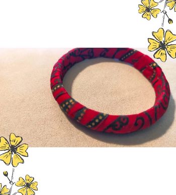 Bracelet jonc rigide en bois recouvert de tissu rouge imprimé - Style ethnique bohème vintage