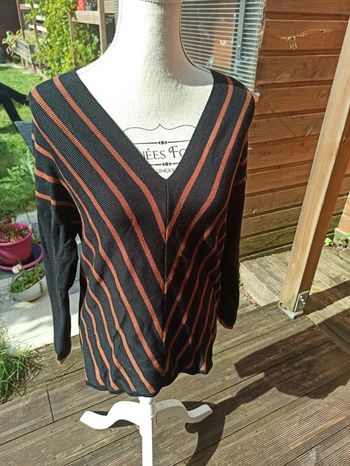 Pull col v taille M