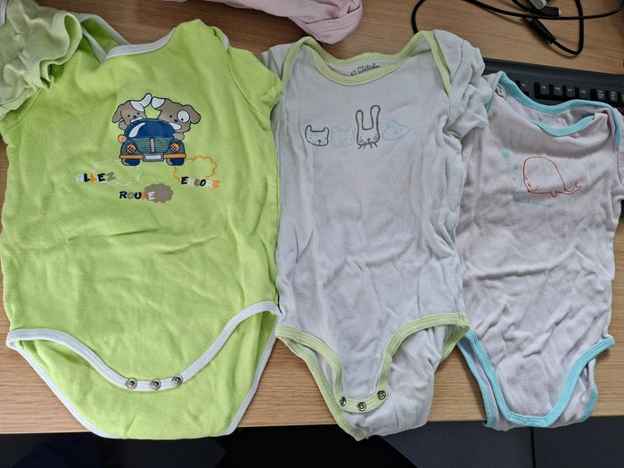 Lot 4 bodys manches courtes 24 mois