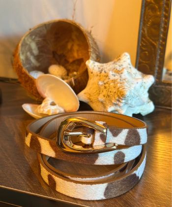 Ceinture effet peau de vache – suédine douce, boucle dorée