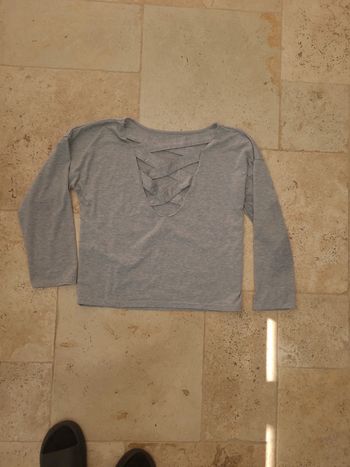 T-shirt manches longues gris décolleté dans le dos croisé