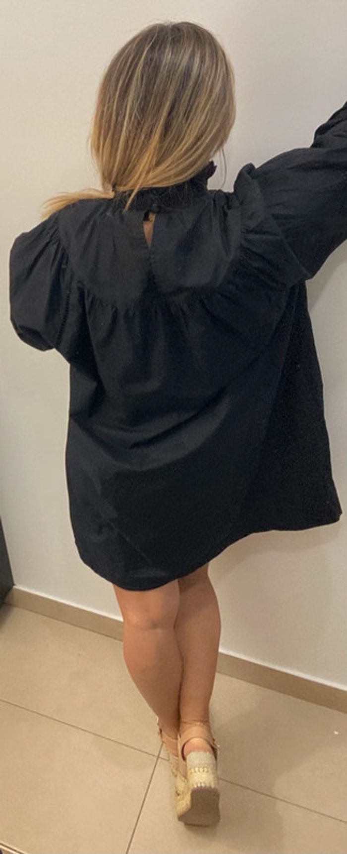 Jolie Robe Noire Avec Broderie Taille 40 - photo numéro 7