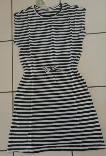 robe rayé blanc/bleu navy ONLY taille 8 ans NEUVE avec étiquette