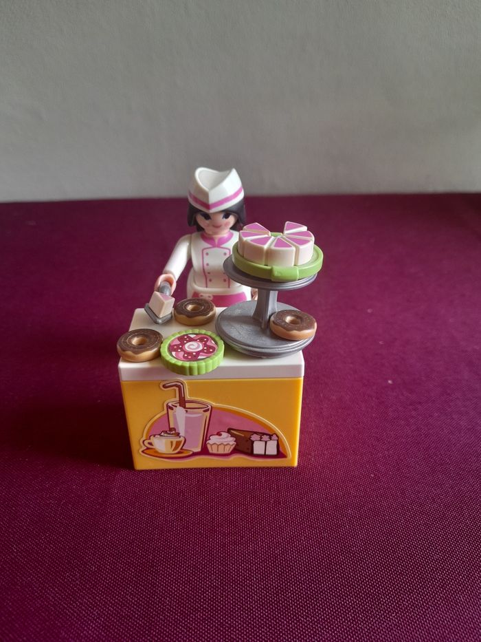 Pâtissière avec gâteaux 9097 playmobil