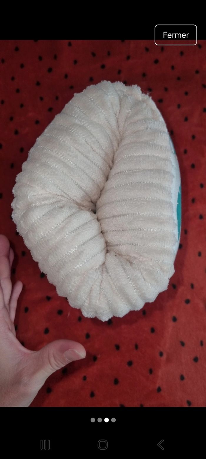 Coussin d'allaitement a mettre au bras neuf sans étiquettes - photo numéro 3
