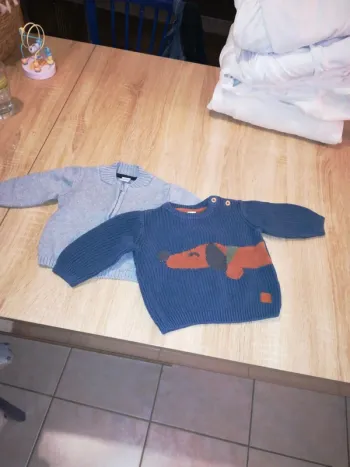 Lot d'un pull/un gilet 6 mois