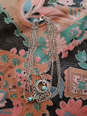 bracelet de cheville en métal argenté et perles bleues neuf.
