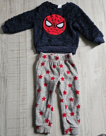 Pyjama polaire et sherpa 
2 ans