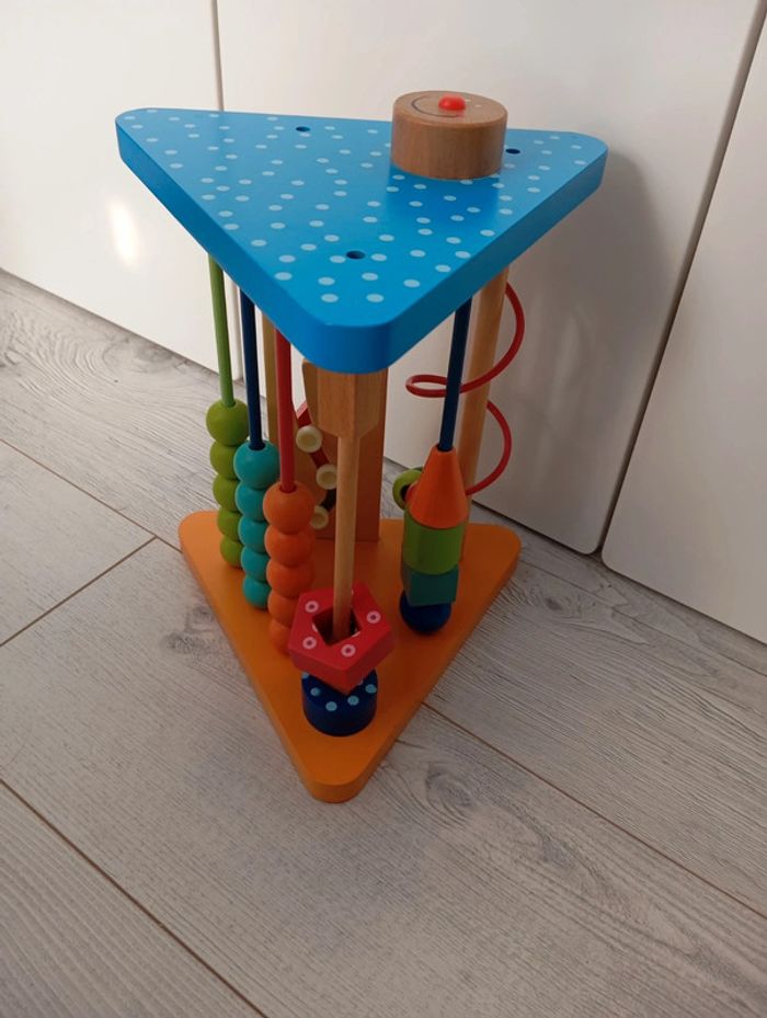 Grand triangle d'activité en bois