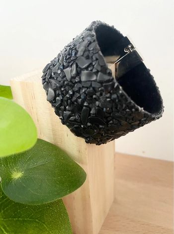 Superbe Bracelet manchette argenté et noir (pierres)