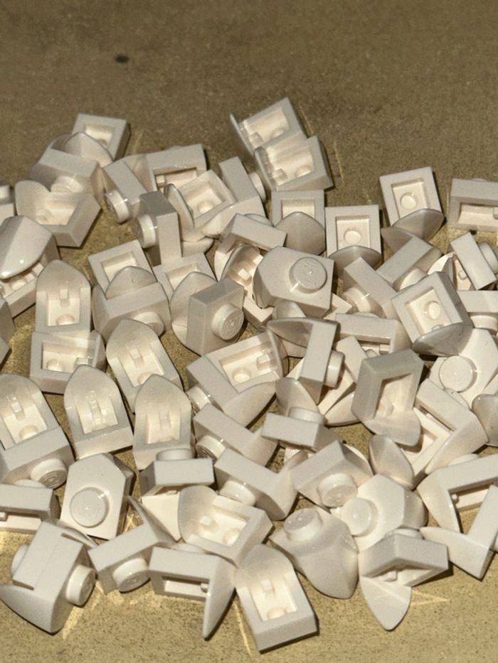 50 lego Plate, Modified 1 x 1 with Tooth Vertical ref 15070 White - photo numéro 3
