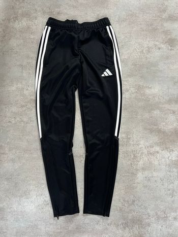 Pantalon de sport Adidas noir à bandes blanches – Coupe ajustée