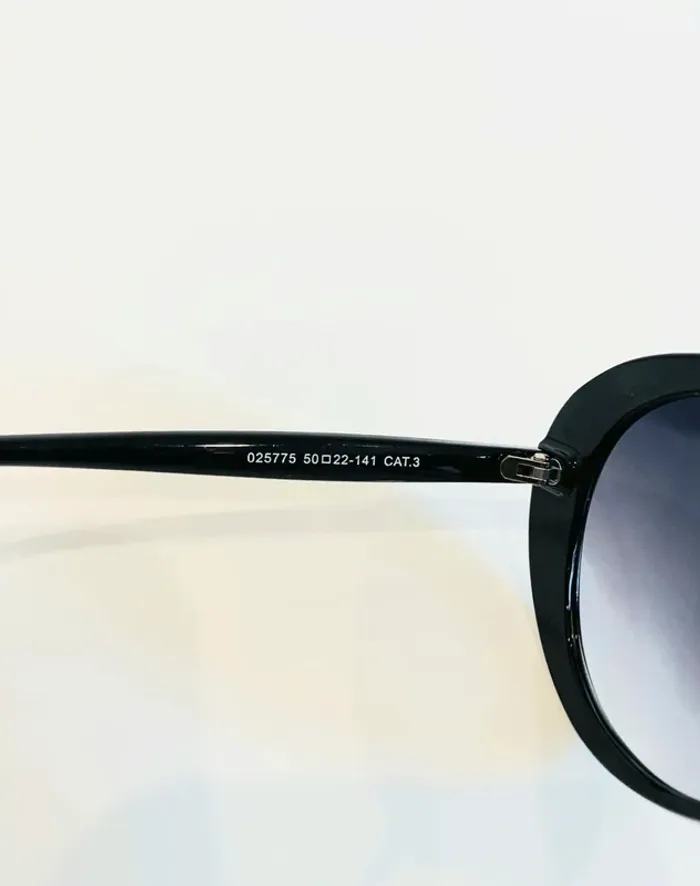 Lunette de soleil femme noire et dorée ovale verres dégradés UV protection catégorie 3 - photo numéro 5