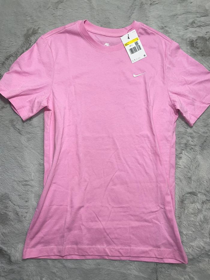 T-shirt Nike rose logo brodé blanc 🩷 Taille S - photo numéro 3