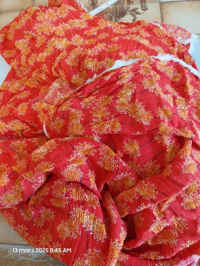 Coupon de 250 x 125 cm -Tissu crêpe viscose fil lurex fond orange avec fleurs jaune d'or et blanc– M - photo numéro 4