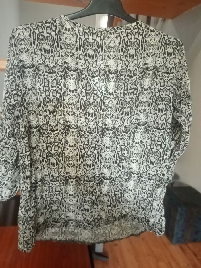 Tee-shirt manche longue fin  peu relier les manche avec bouton taille M/L - photo numéro 6