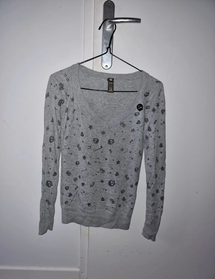 Pull col V motif tete de mort - photo numéro 2