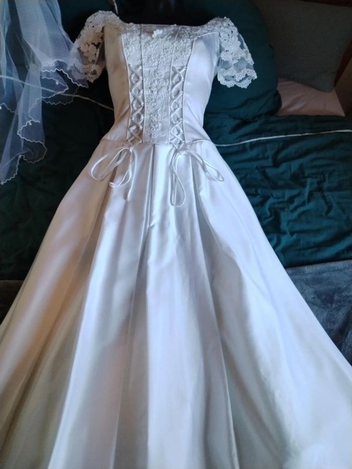 Robe de mariée chic et sophistiquée complicité la fête TBE avec accessoires - photo numéro 19