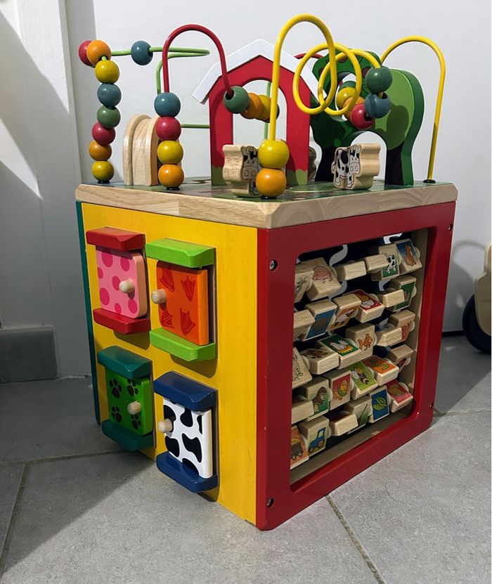 Grand cube / centre d'activités en bois sur le thème de la ferme - Jouet éducatif - Battat