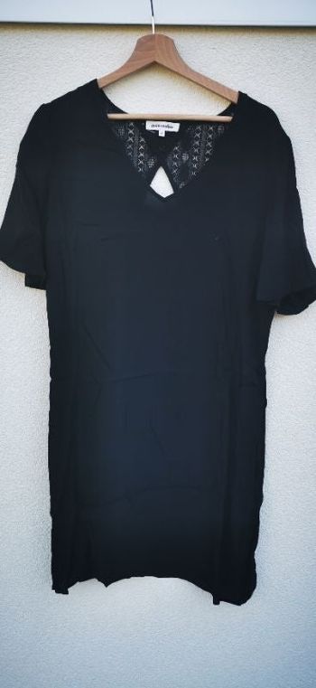 Robe noire avec détail crochet dos