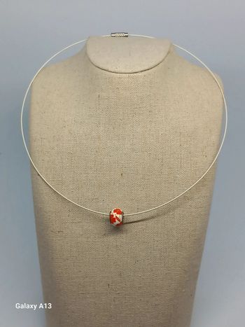 Collier avec une jolie perle fleurie