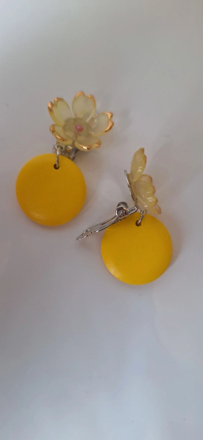 Boucles d’oreilles à clips jaunes fleurs de cerisier - photo numéro 4