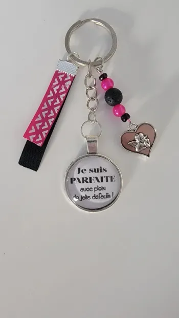 Cadeau humour, porte clé message bijoux de sac " je suis parfaite"