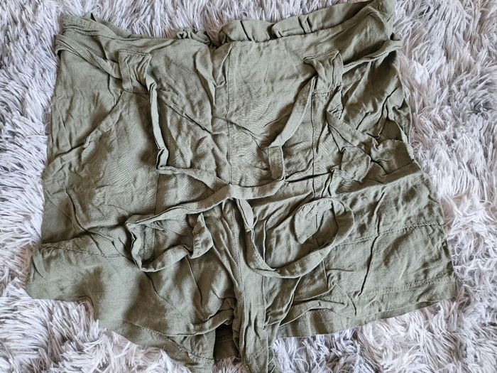 Short kaki.