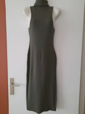 Robe moulante sans manches et col montant Zara