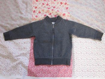 Gilet zippé gris foncé 24 mois