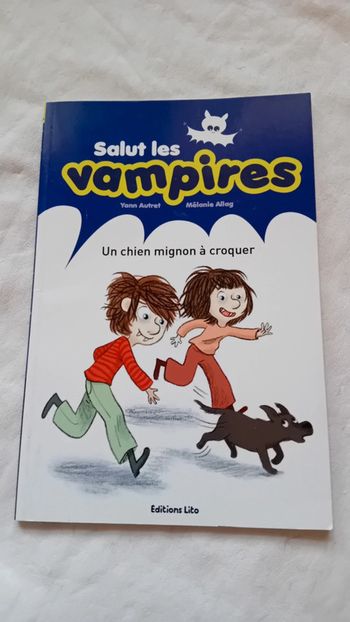 Livre salut les vampires un chien mignon à croquer
