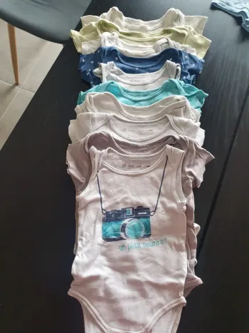 Lots de bodies taille 18 mois