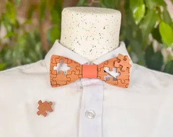 Noeud papillon en bois de merisier sur le thème du puzzle avec un élément perdu en broche