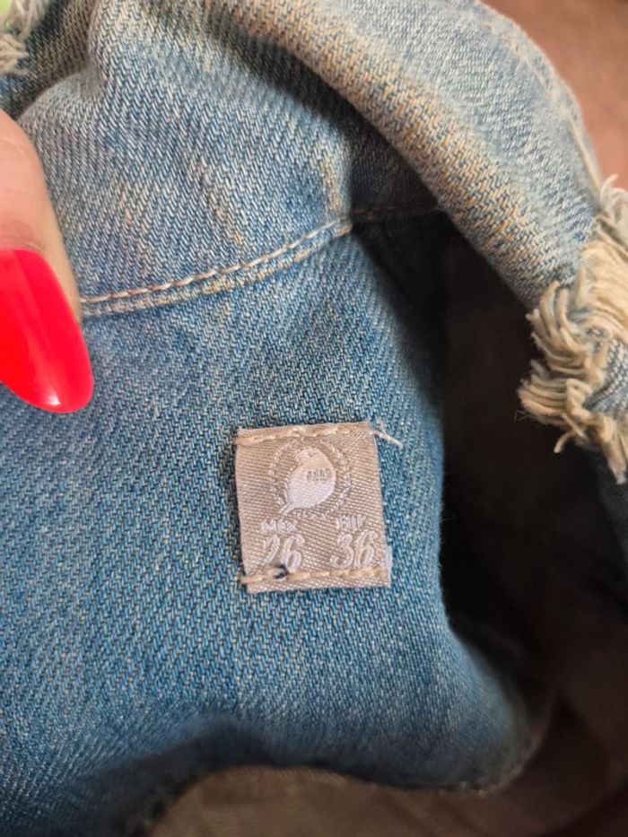 Veste en jean troué et délavé - photo numéro 11