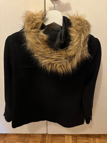 Manteau Stradivarius noir avec capuche fourrure
