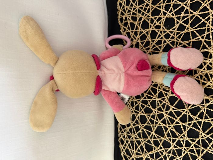 Peluche d'activités lapin BABY NAT' Perle et Perlim rose éveil pouet 32 cm - photo numéro 2