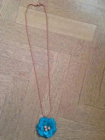 Collier chaîne petites boules oranges Fleur bleu canard
