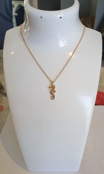Collier hippocampe doré
