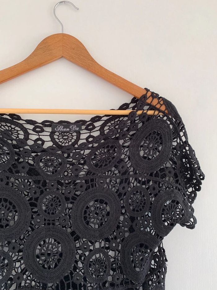 Haut noir à broderie - photo numéro 2