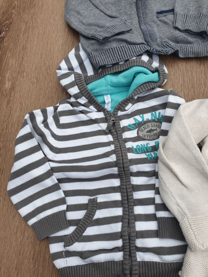 Lot de 4 gilets garçon taille 18 mois très bon état - photo numéro 2