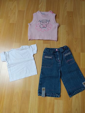 t-shirt blanc manches courtes pull rose sans manches et jean tout compte fait 12mois