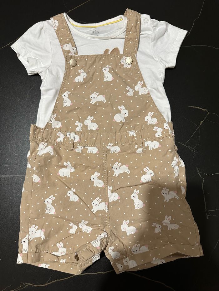 Salopette short et t-shirt