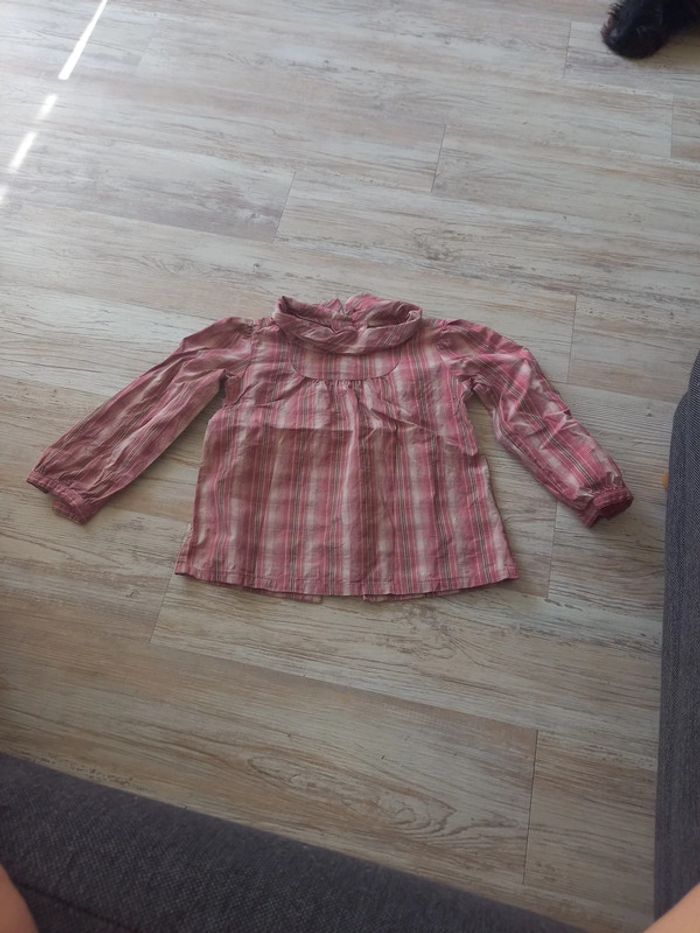 Chemise à carreaux rose.