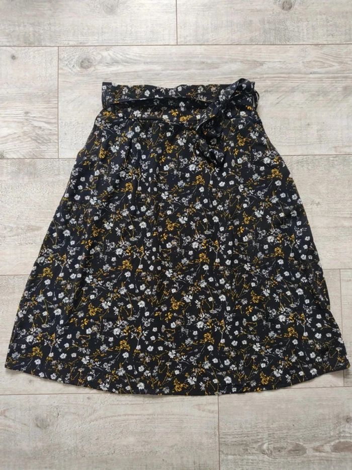 Jupe mi-longue mi-mollet avec poches noire motifs fleuris blanc et jaune taille L In Extenso