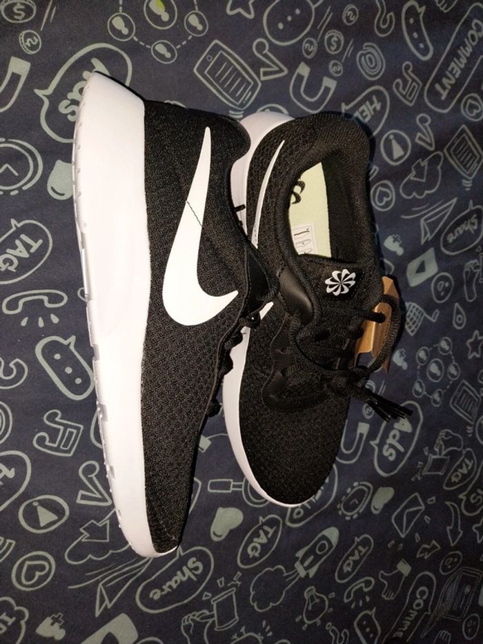 Baskets Nike homme 42.5 neuves - photo numéro 3