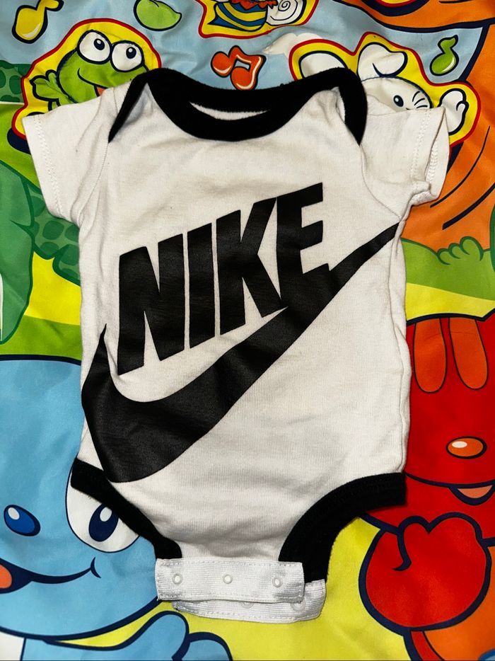 Bodie Nike taille 0-6 mois