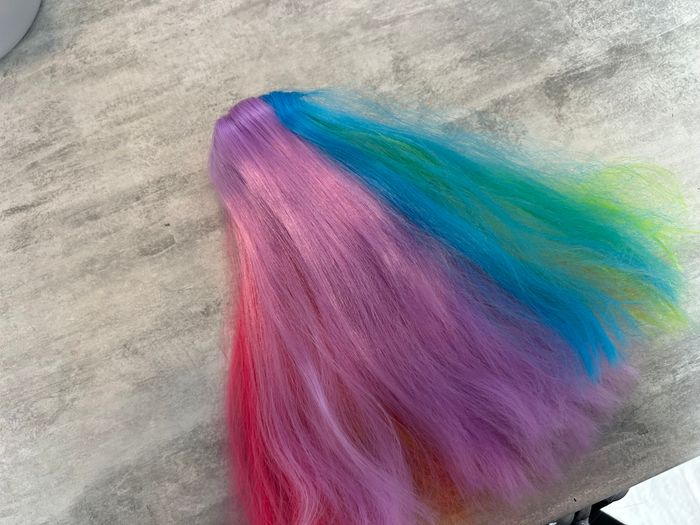 belle poupée aux cheveux longs arc en ciel - photo numéro 2