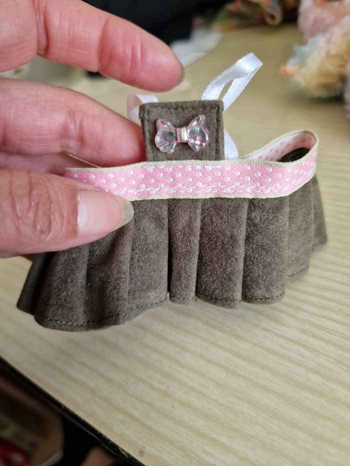 Robe pour poupee genre labubu avec noeud et guitare - photo numéro 3