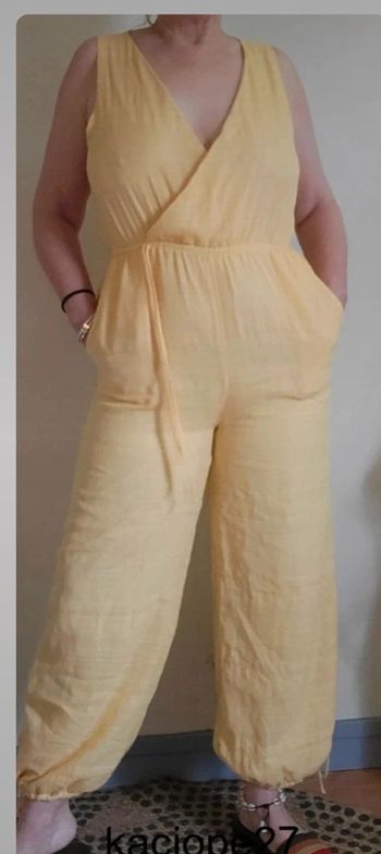 magnifique combipantalon
jaune sage taille M Neuve avec
étiquette