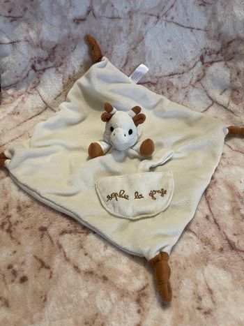 Doudou plat carré sophie la girafe blanc beige marron attache tétine Vulli